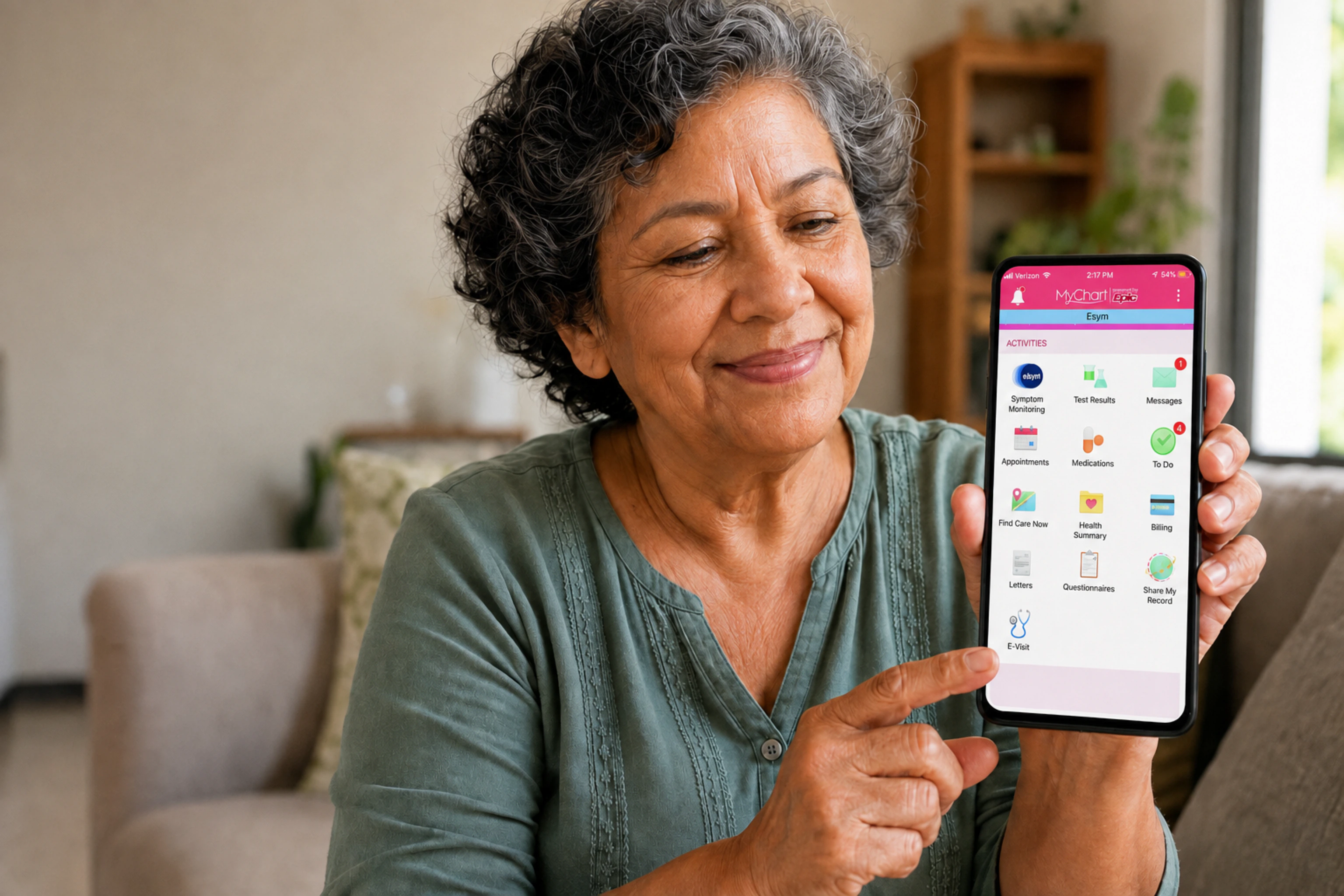Mujer latina mayor usando la aplicación MyChart en un teléfono móvil
